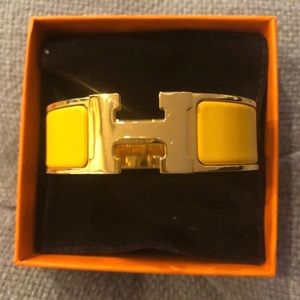 Hermès yellow strap with gold H bracelet